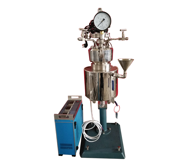 KCFD低壓系列--快開卡環結構-釜體下落、電加熱管加熱、翻轉出料正面照片